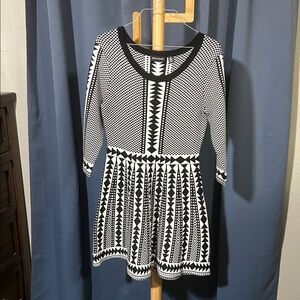 Nina Leonard Monochrome Geometric women’s Dress, mid length. Size Small